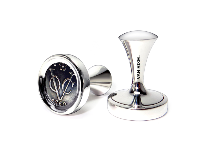 Een paar luxe, hoogwaardige, exclusieve en handgemaakte High End manchetknopen in 18 kt Witgoud met zilveren VOC Duit - MII